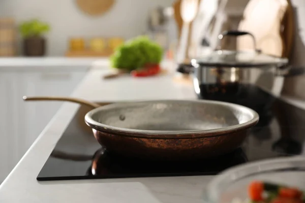 フライパン キッチンで現代料理の上にフライパン — ストック写真