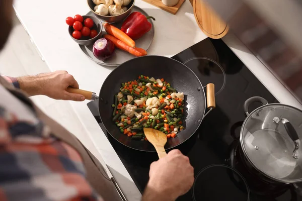 Man Stirring Mix Fresh Vegetables Frying Pan View — Stock Photo, Image