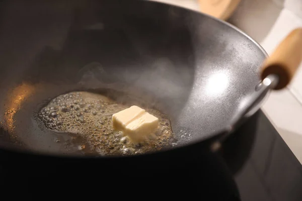 Сковородка Растопленным Маслом Плите Крупным Планом — стоковое фото