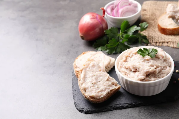 Deliciosa Manteca Cerdo Extendida Tazón Sándwich Sobre Una Mesa Gris — Foto de Stock