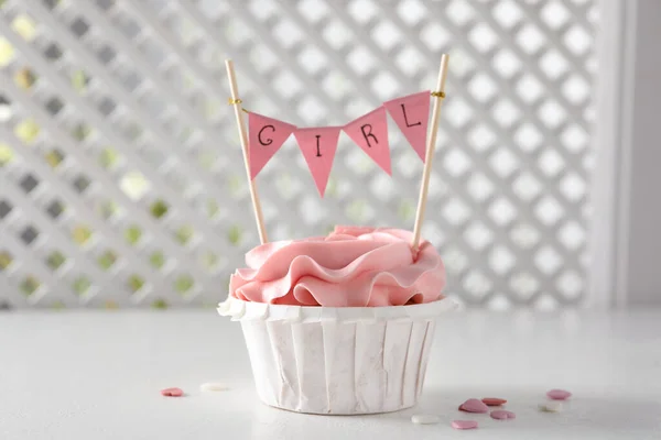 Heerlijke Cupcake Met Roze Crème Girl Topper Voor Baby Shower — Stockfoto