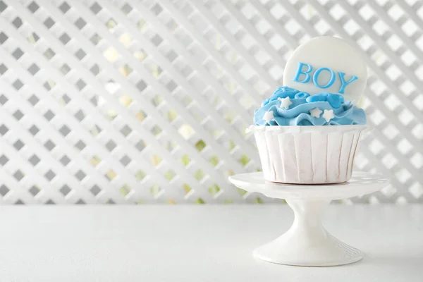 Delicioso Cupcake Con Crema Azul Claro Boy Topper Sobre Mesa —  Fotos de Stock