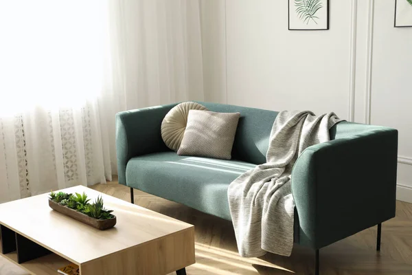 Weiches Grünes Sofa Und Holztisch Wohnzimmer Innenarchitektur — Stockfoto