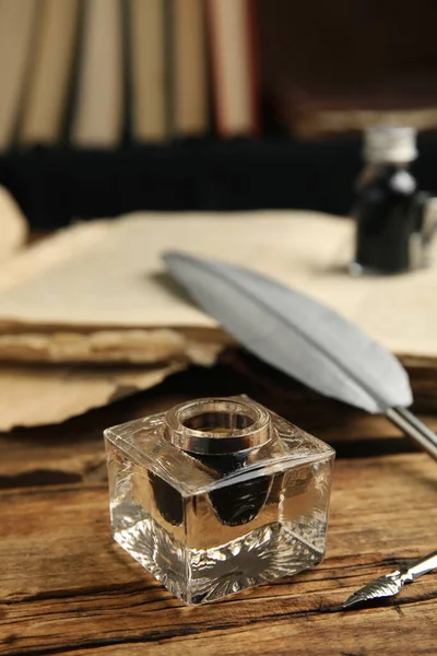 木制桌子上的羽毛笔和墨水瓶 — 图库照片