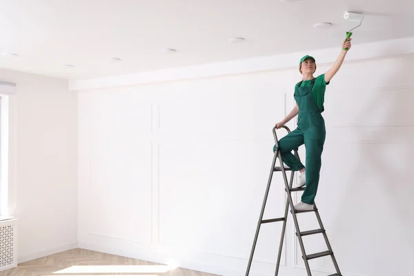 Arbeiter Streichen Decke Mit Weißem Farbstoff Innen Raum Für Text — Stockfoto