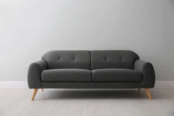 舒适的灰色沙发靠近室内白墙 室内设计 — 图库照片