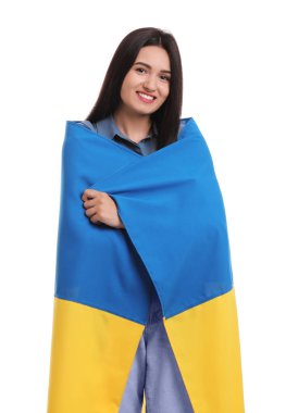 Beyaz arka planda Ukrayna bayrağı taşıyan genç bir kadın.