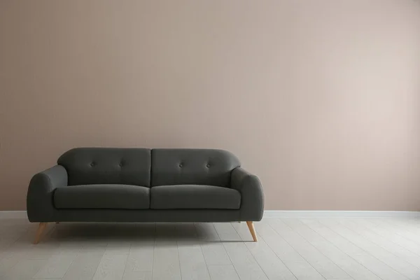 Cómodo Sofá Gris Cerca Pared Beige Interior Espacio Para Texto —  Fotos de Stock