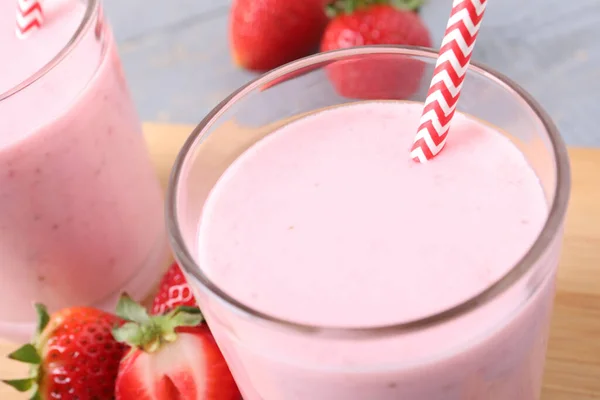 Leckeres Getränk Mit Erdbeeren Auf Dem Tisch Nahaufnahme — Stockfoto