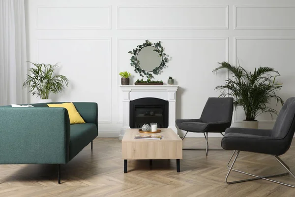 Stilvolles Wohnzimmerinterieur Mit Bequemen Sofas Und Sesseln — Stockfoto