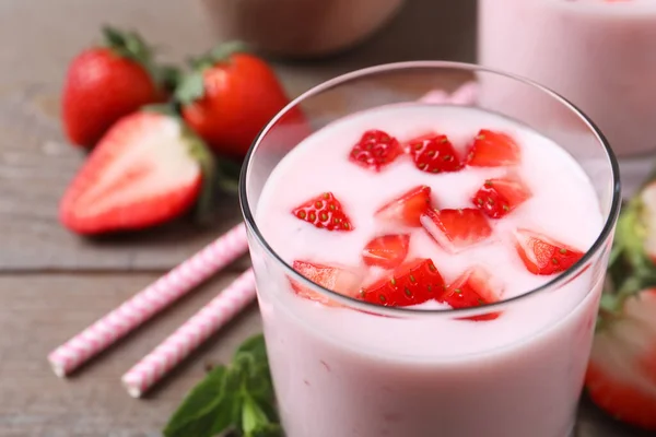 Köstliches Getränk Mit Erdbeeren Glas Auf Dem Tisch Nahaufnahme Raum — Stockfoto