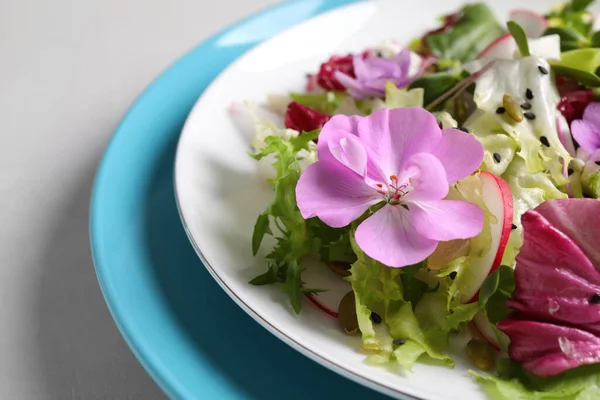 Verse Lente Salade Met Bloemen Grijze Tafel Close — Stockfoto