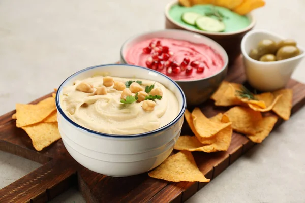 Verschillende Soorten Smakelijke Hummus Geserveerd Met Nacho Lichttafel — Stockfoto
