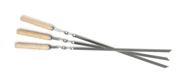Beyaz arka planda ahşap saplı metal şişler, üst görünüm