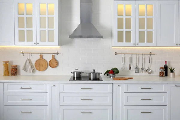 Elegante Kücheneinrichtung Mit Modernem Herd Und Stilvollem Mobiliar — Stockfoto