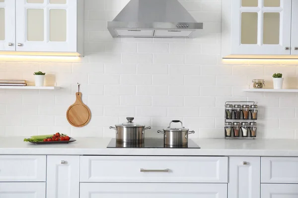 Elegante Kücheneinrichtung Mit Modernem Herd Und Stilvollem Mobiliar — Stockfoto