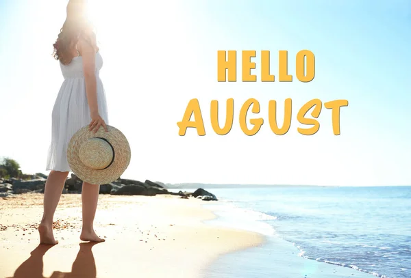 Γεια Σου August Νεαρή Γυναίκα Καπέλο Περπατά Στην Παραλία Κοντά — Φωτογραφία Αρχείου