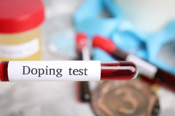 Bulanık Arkaplanda Doping Testi Olan Kan Tüpü Yakın Plan — Stok fotoğraf