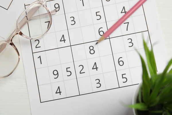 Sudoku Szemüveg Ceruza Fehér Asztalra Lapos Fektetés — Stock Fotó