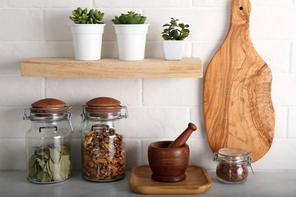 Vajilla Madera Diferentes Productos Mesa Gris Cerca Pared Ladrillo Blanco — Foto de Stock