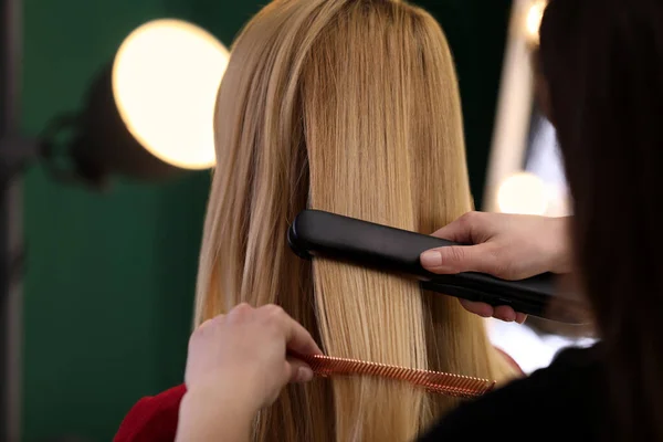 Estilista Alisamento Cabelo Mulher Com Ferro Liso Salão — Fotografia de Stock