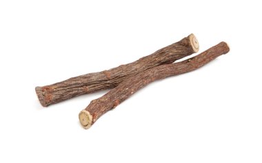 Beyaz arka planda kurutulmuş meyan kökü çubukları