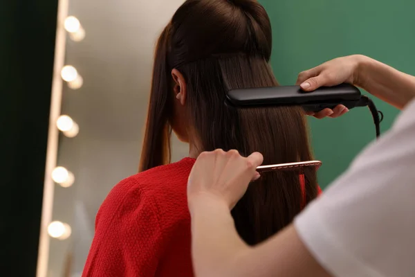 Styliste Rechttrekken Vrouw Haar Met Plat Ijzer Salon — Stockfoto