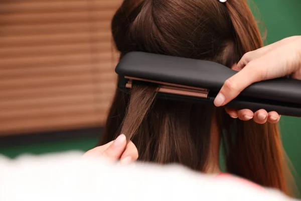 Kuaförde Düz Ütüyle Kadın Saçı Düzelten Stilist — Stok fotoğraf
