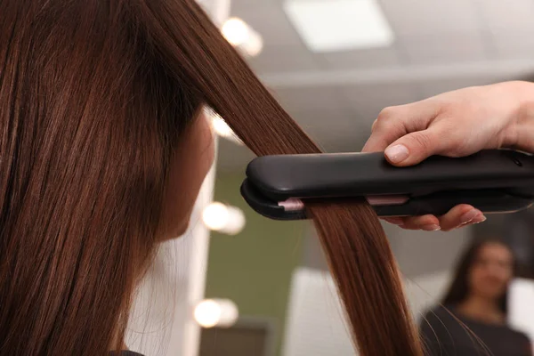 Styliste Rechttrekken Vrouw Haar Met Plat Ijzer Salon — Stockfoto