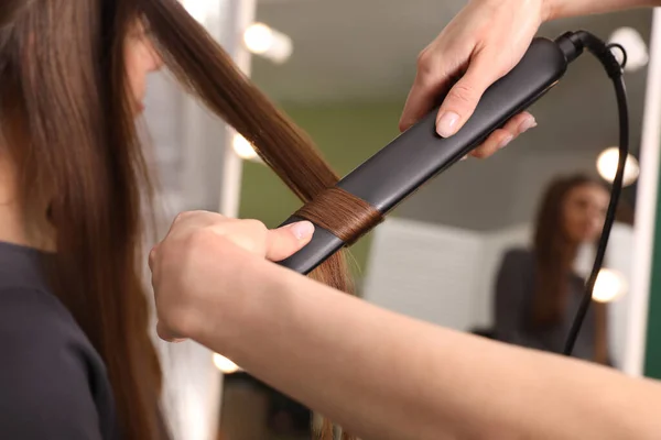 Cabelo Mulher Curling Estilista Com Ferro Liso Salão — Fotografia de Stock