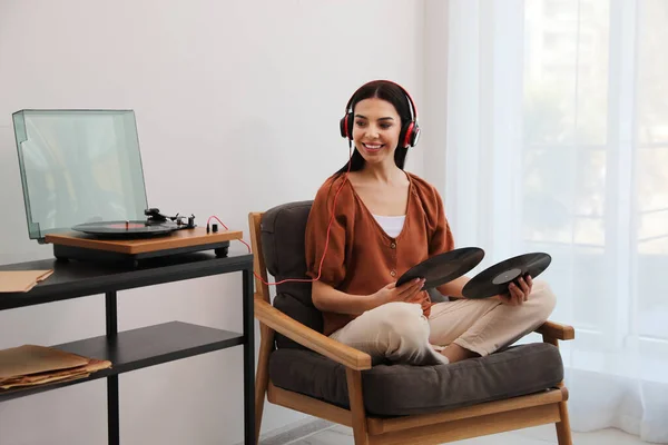 Woman Listening Music Turntable Home — Stock Photo, Image