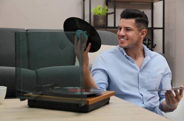 Hombre Feliz Eligiendo Vinilo Disco Para Jugar Con Tocadiscos Casa — Foto de Stock