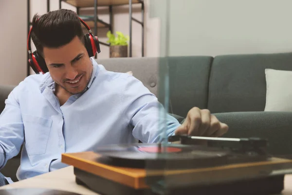 Happy Man Listening Music Tontable Home — Stock fotografie