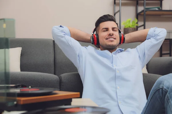 Щасливий Чоловік Слухає Музику Поворотним Столом Вдома — стокове фото