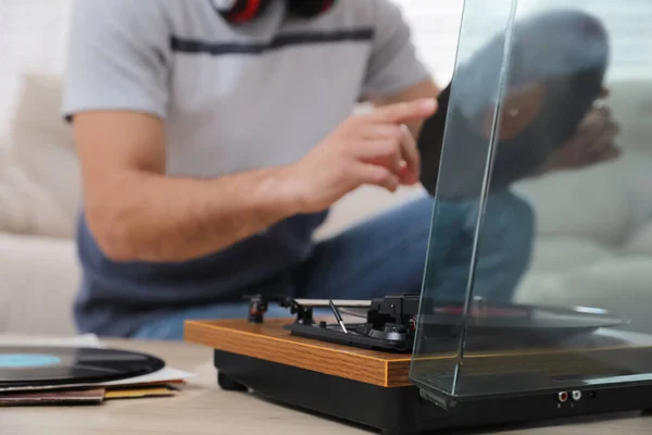 Hombre Con Registro Vinilo Cerca Tocadiscos Interiores Primer Plano — Foto de Stock