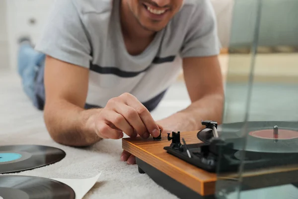 Hombre Feliz Usando Tocadiscos Casa Primer Plano — Foto de Stock