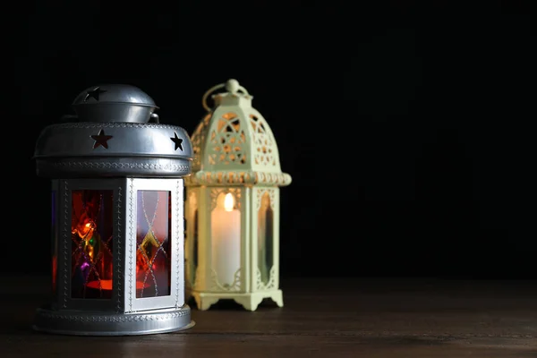 Lanternas Árabes Decorativas Mesa Madeira Contra Fundo Preto Espaço Para — Fotografia de Stock