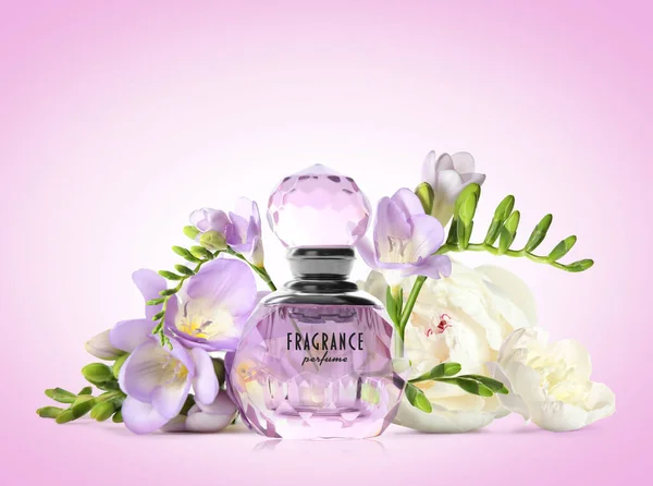 Butelka Luksusowych Perfum Piękne Kwiaty Tle Lilii — Zdjęcie stockowe