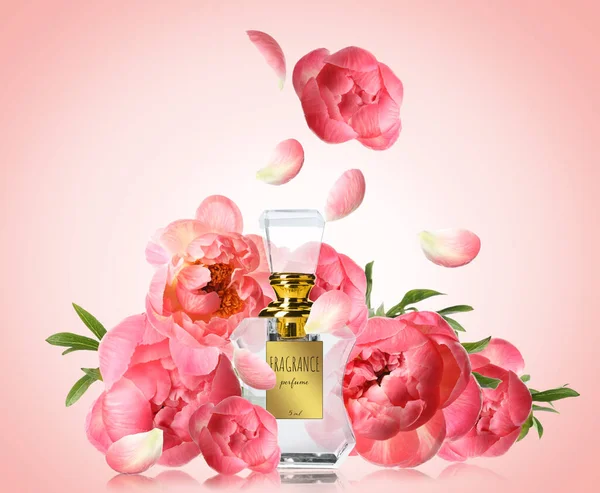 Butelka Luksusowych Perfum Piękne Kwiaty Tle Koloru — Zdjęcie stockowe