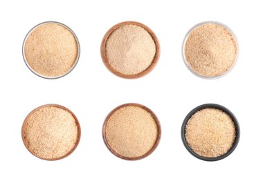 Beyaz arka planda taze ekmek kırıntıları ile set, üst görünüm