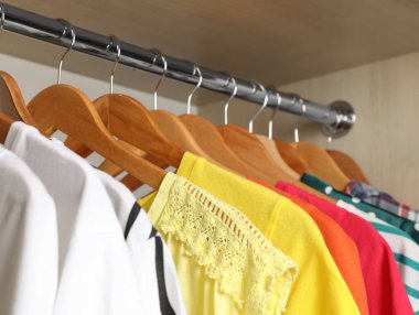 Dolapta parlak elbiseli askılar.