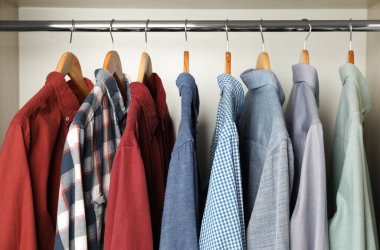 Dolapta elbise askıları var.