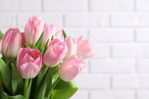 Prachtig Boeket Tulpen Tegen Witte Bakstenen Muur Close Ruimte Voor — Stockfoto