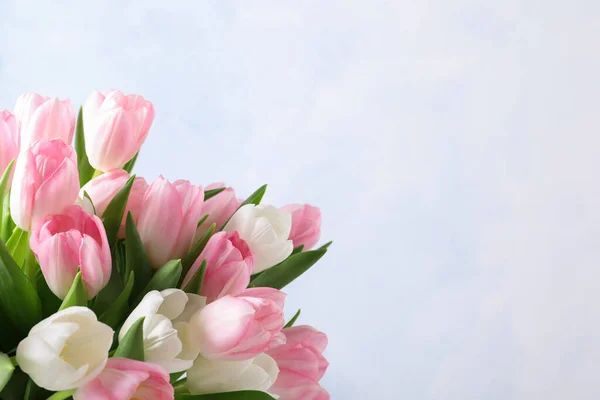 Prachtig Boeket Tulpen Tegen Een Lichte Achtergrond Ruimte Voor Tekst — Stockfoto