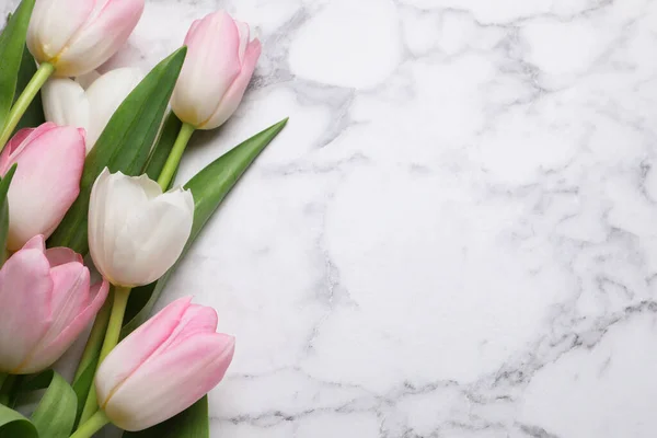 Prachtige Tulpen Witte Marmeren Tafel Plat Gelegd Ruimte Voor Tekst — Stockfoto