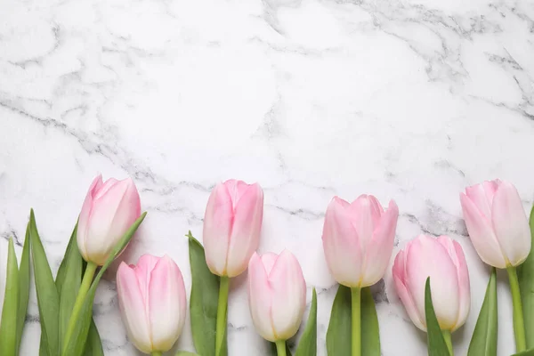 Bellissimi Tulipani Tavolo Marmo Bianco Posa Piatta Spazio Testo — Foto Stock