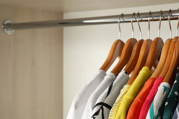 Cabides Com Roupas Brilhantes Rack Guarda Roupa Espaço Para Texto — Fotografia de Stock