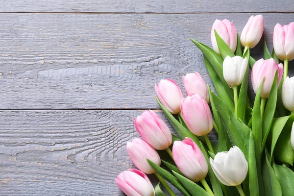 Hermosos Tulipanes Rosados Primavera Sobre Fondo Madera Gris Planas Espacio — Foto de Stock