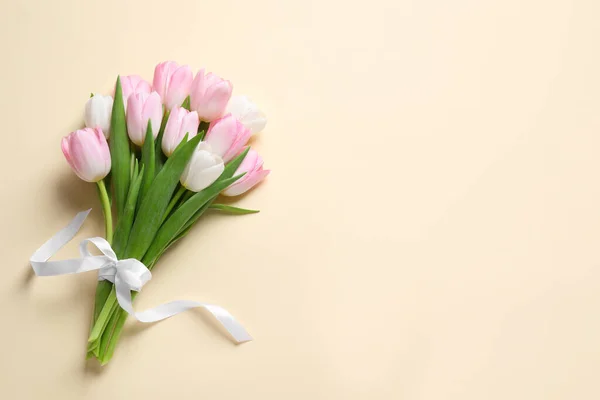 Bellissimi Tulipani Rosa Primaverili Sfondo Beige Vista Dall Alto Spazio — Foto Stock