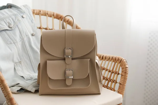 Elegante Mochila Beige Chaqueta Silla Mimbre Interior Espacio Para Texto — Foto de Stock